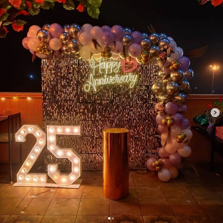 Romantic anniversary room decoration with balloons and candles — Kharar